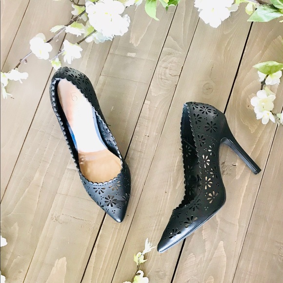 𝐿𝑎𝑢𝑟𝑒𝑛 𝐶𝑜𝑛𝑟𝑎𝑑 𝐻𝑒𝑒𝑙𝑠 - Picture 3 of 6